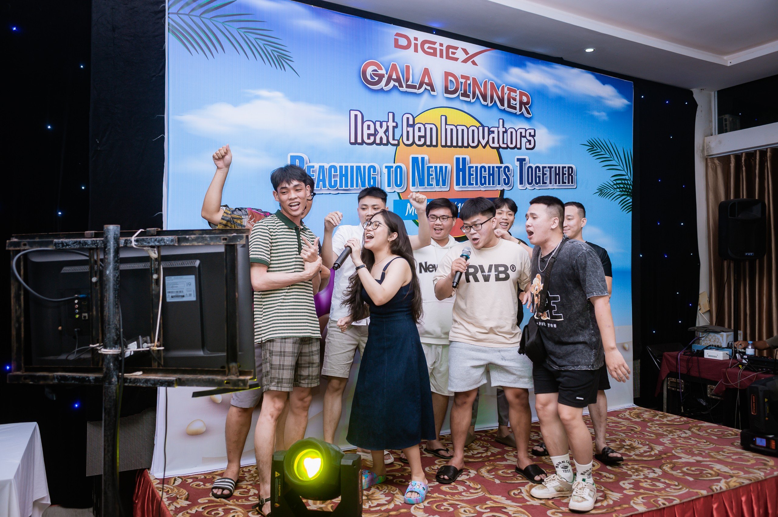 Team Building: ''Cùng Nhau Vươn Tầm Cao Mới''
